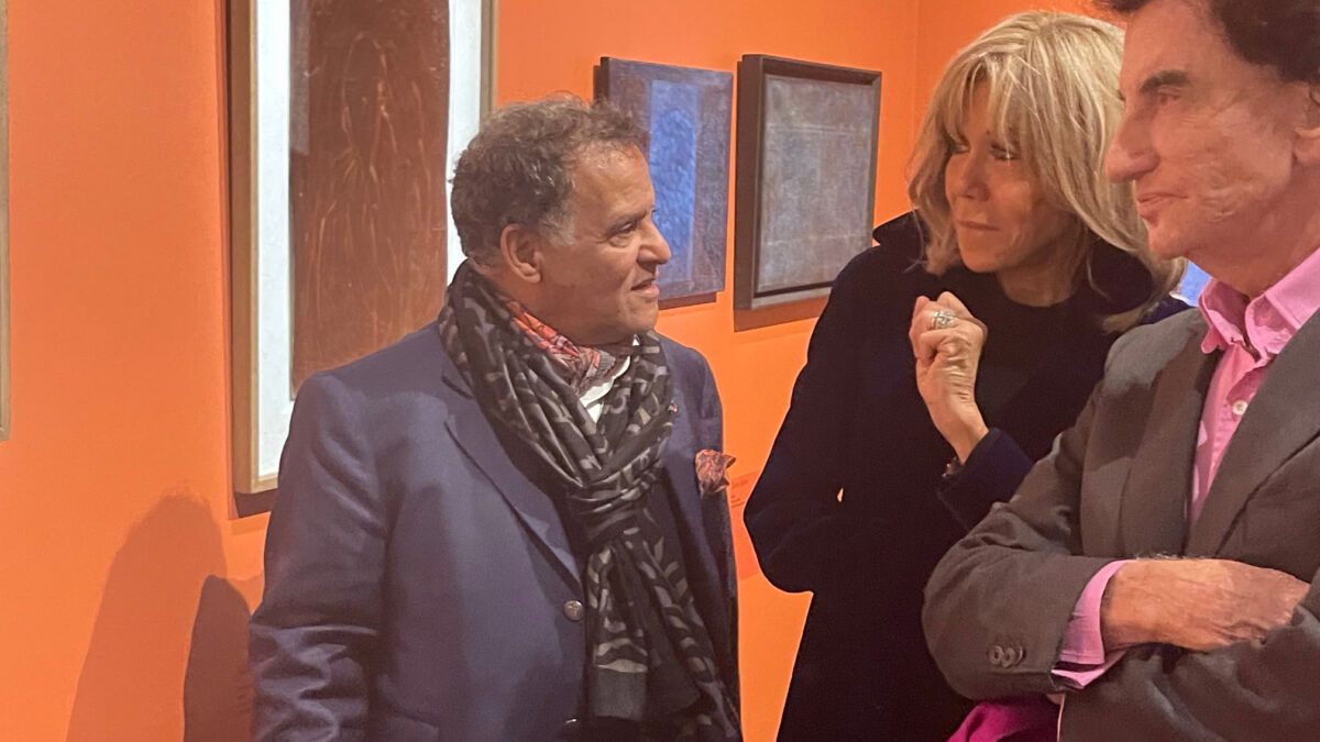 Brigitte Macron a visité l’exposition « Rétrospective Mehdi Qotbi » qu’abrite l’Institut du Monde Arabe