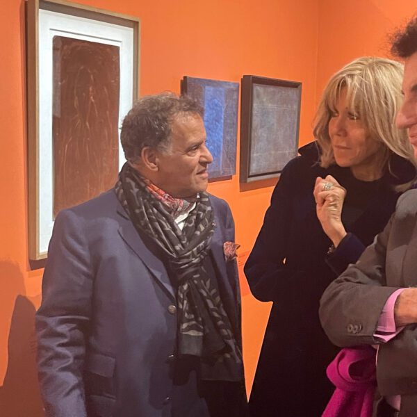 Brigitte Macron a visité l’exposition « Rétrospective Mehdi Qotbi » qu’abrite l’Institut du Monde Arabe