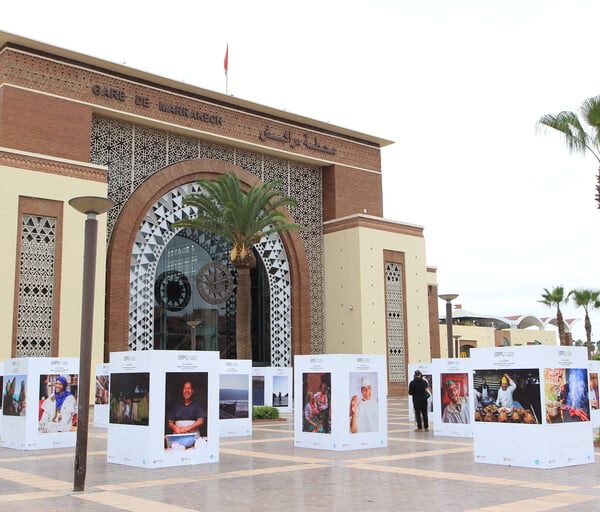 La gare de Marrakech se transforme en galerie : L'art au service de l'écologie