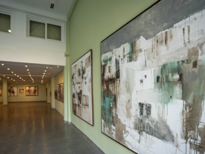 Mohamed Jaamati présente « À travers la fenêtre » à la Galerie Kent de Tanger